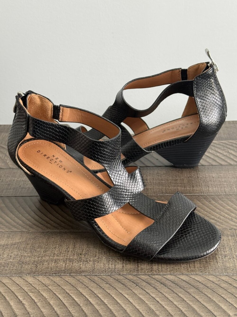 New Directions Black Textured Strappy Mid-Heel Sandals Size 9